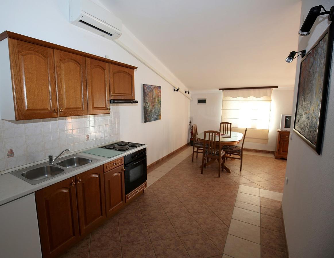 Apartments Coki Funtana Esterno foto