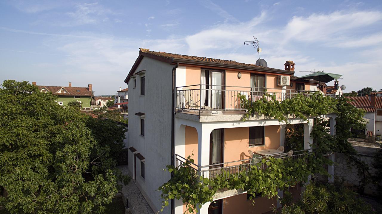 Apartments Coki Funtana Esterno foto